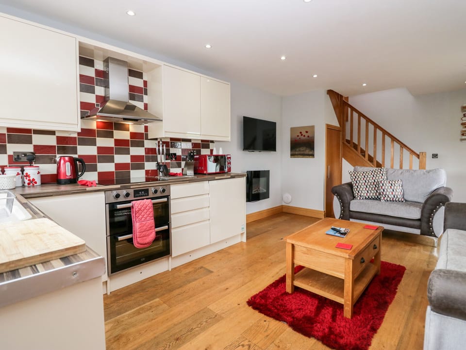 Cottage | Private kitchen | Fridge, microwave, stovetop, dishwasher