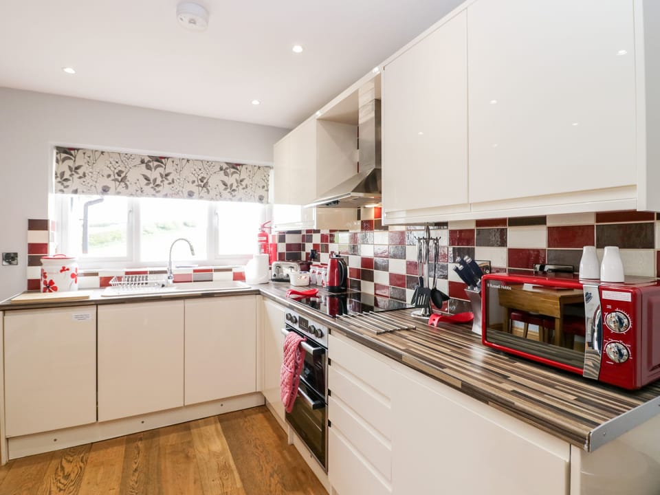 Cottage | Private kitchen | Fridge, microwave, stovetop, dishwasher