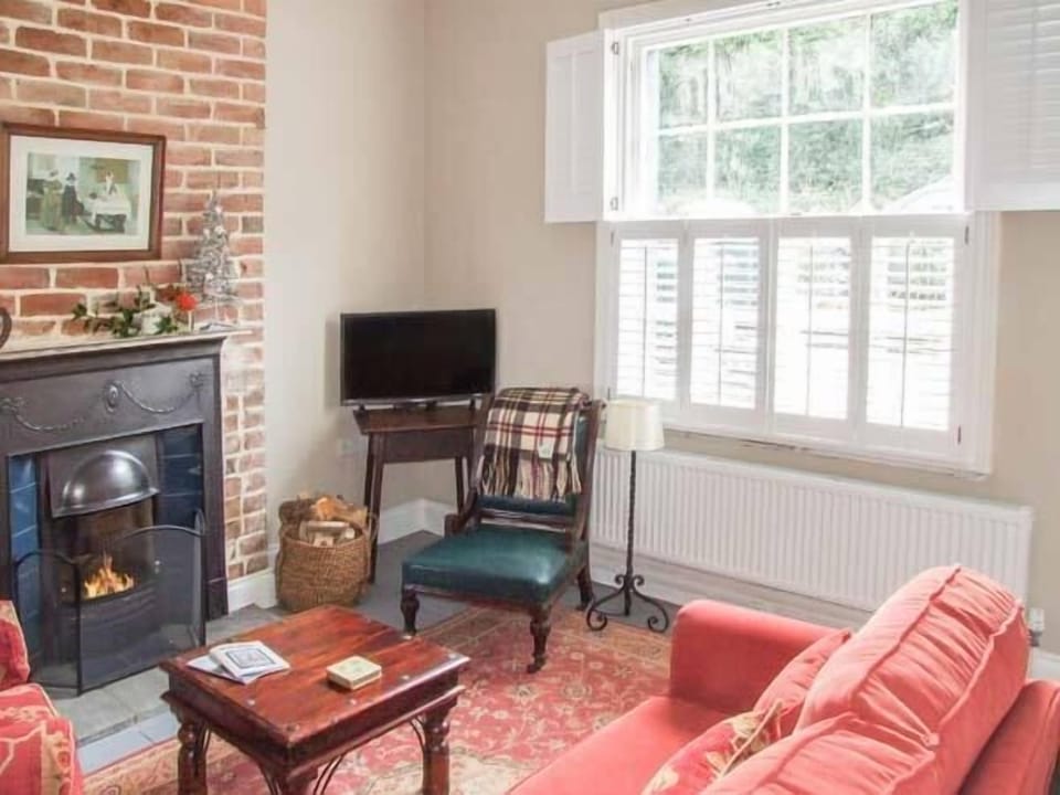 Cottage | Living room | TV, fireplace, DVD player