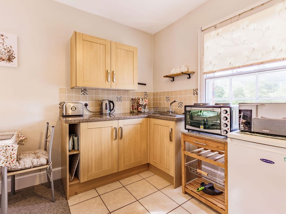 Cottage | Private kitchen | Electric kettle, toaster, cookware/dishes/utensils