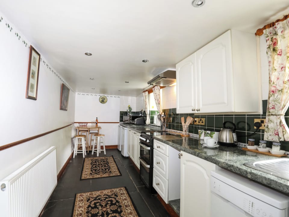Cottage | Private kitchen | Fridge, microwave, stovetop, dishwasher
