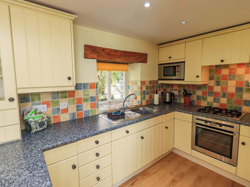 Cottage | Private kitchen | Microwave, stovetop, dishwasher, cookware/dishes/utensils
