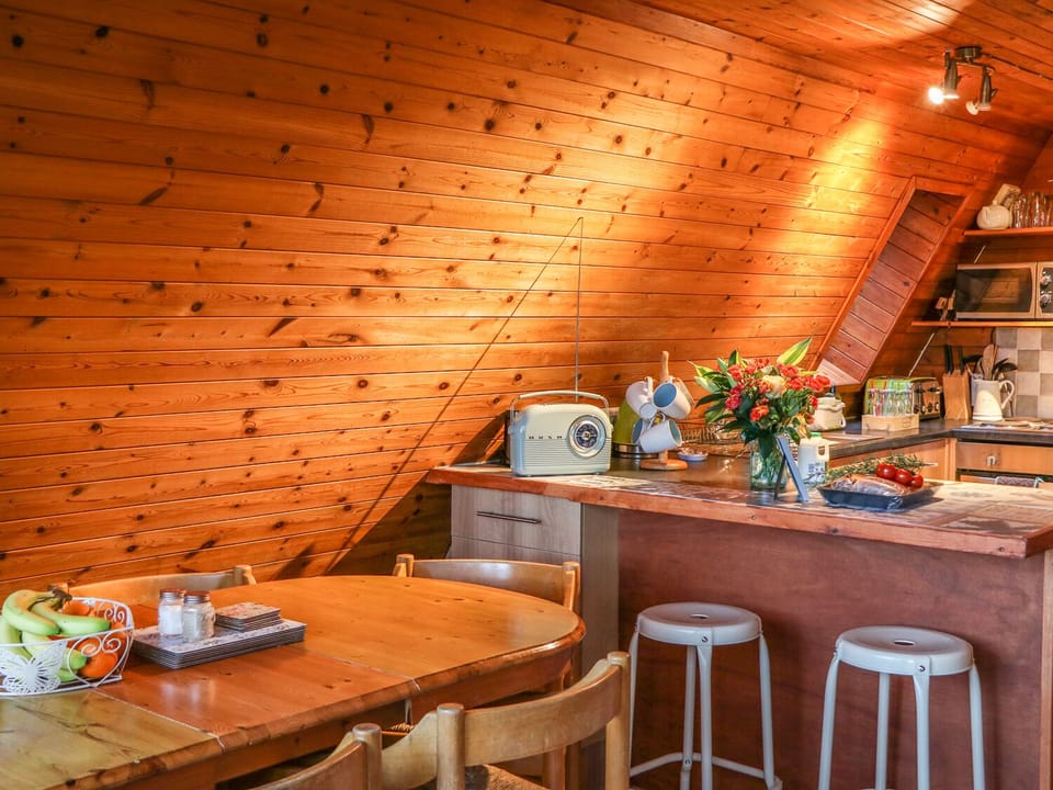 Cottage | Private kitchen | Fridge, microwave, stovetop, dishwasher