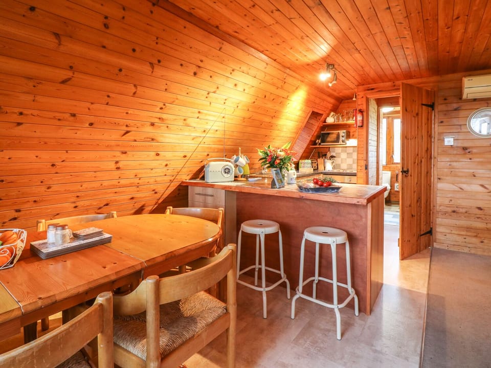 Cottage | Private kitchen | Fridge, microwave, stovetop, dishwasher