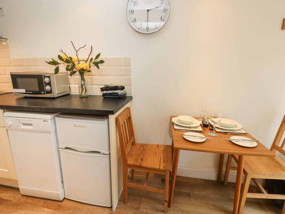 Cottage | Private kitchen | Microwave, stovetop, dishwasher, cookware/dishes/utensils