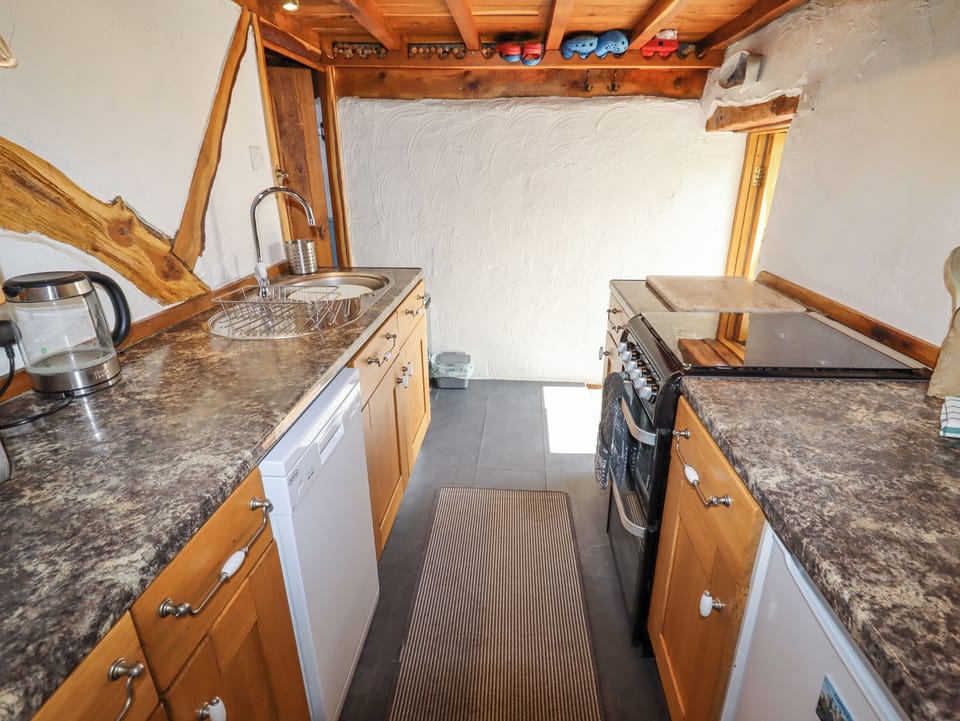 Cottage | Private kitchen | Dishwasher, cookware/dishes/utensils