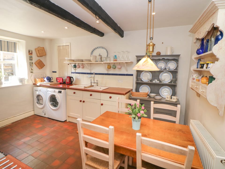 Cottage | Private kitchen | Stovetop, highchair, cookware/dishes/utensils