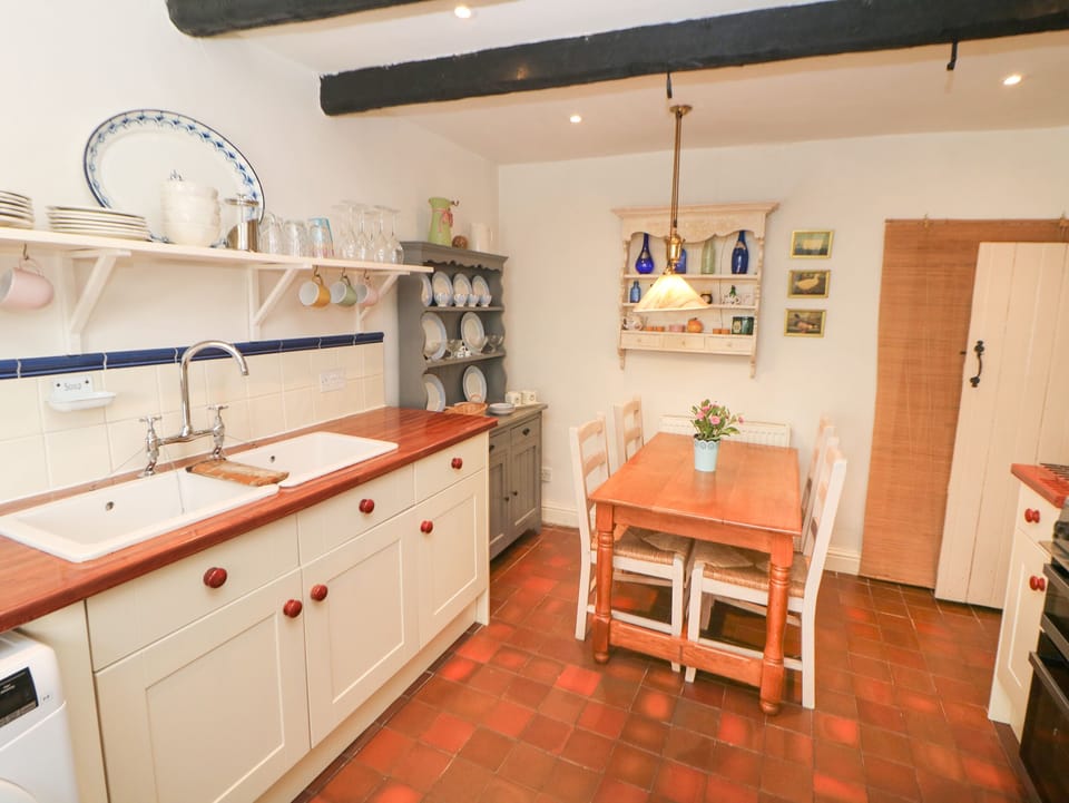 Cottage | Private kitchen | Stovetop, highchair, cookware/dishes/utensils