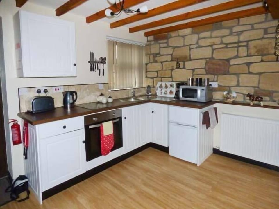 Cottage | Private kitchen | Fridge, microwave, stovetop, toaster