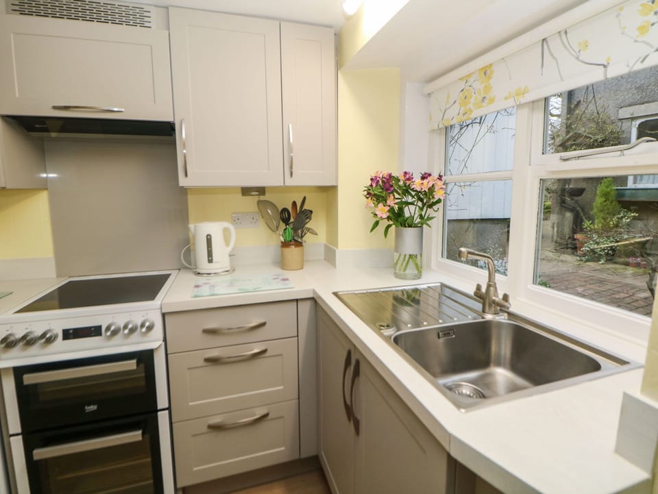 Cottage | Private kitchen | Electric kettle, cookware/dishes/utensils