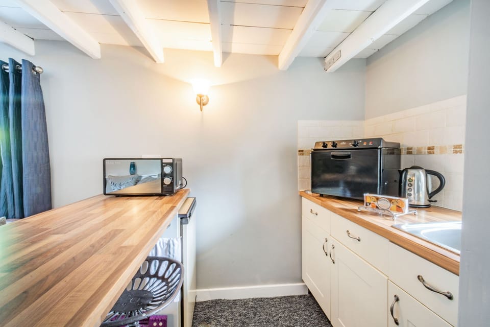 Cottage | Private kitchen | Fridge, cookware/dishes/utensils