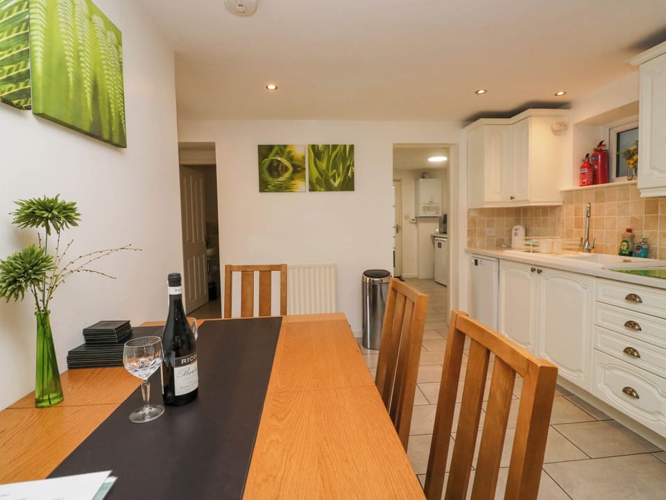 Cottage | Dining