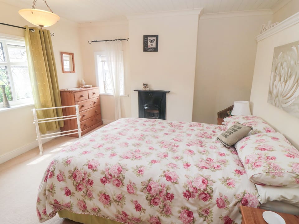 Cottage | 2 bedrooms, individually decorated, individually furnished, free WiFi