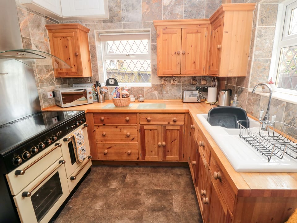 Cottage | Private kitchen | Stovetop, cookware/dishes/utensils