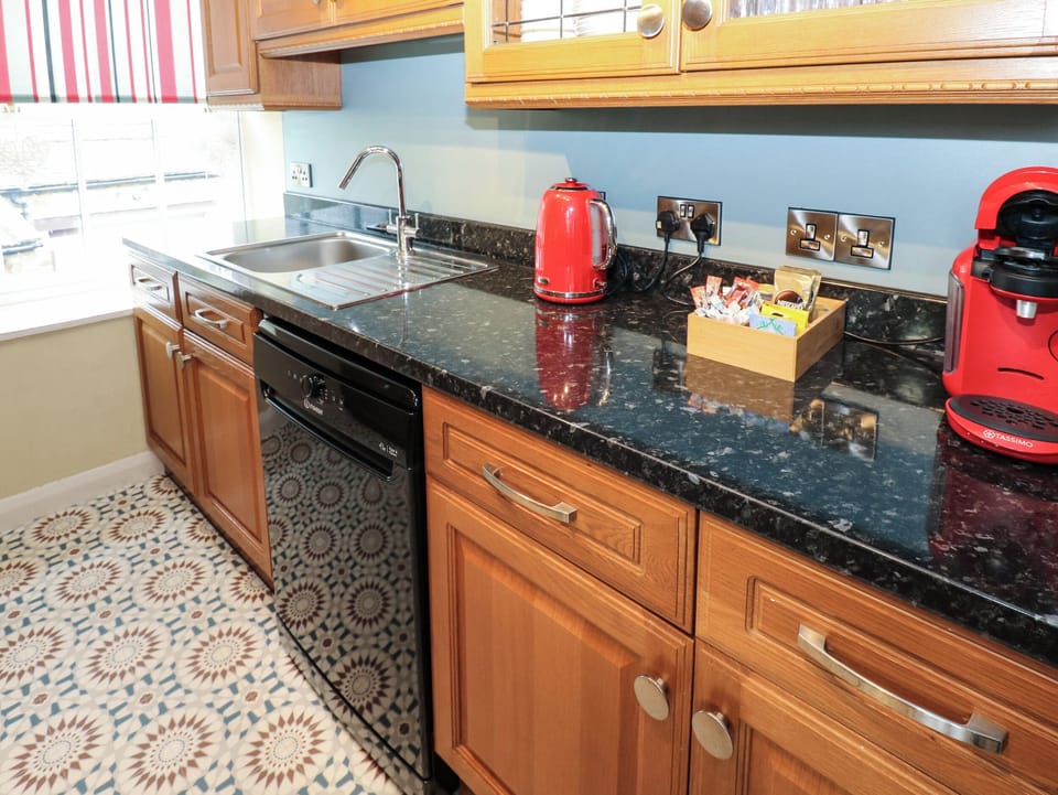 Cottage | Private kitchen | Fridge, oven, stovetop, dishwasher