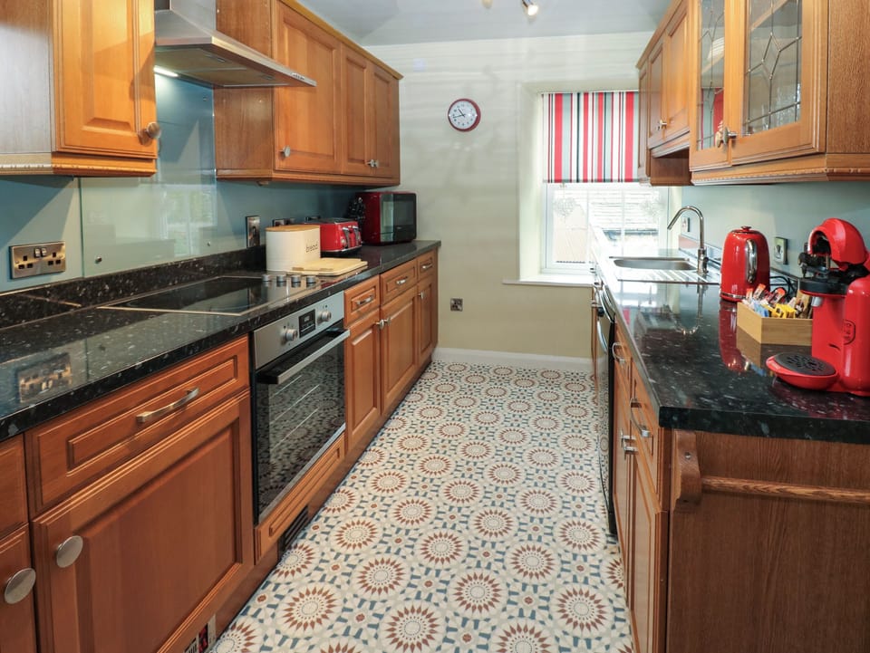 Cottage | Private kitchen | Fridge, oven, stovetop, dishwasher