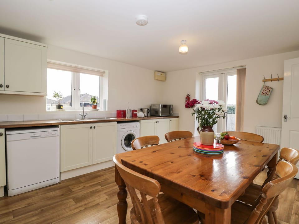 Cottage | Private kitchen | Stovetop, dishwasher, cookware/dishes/utensils