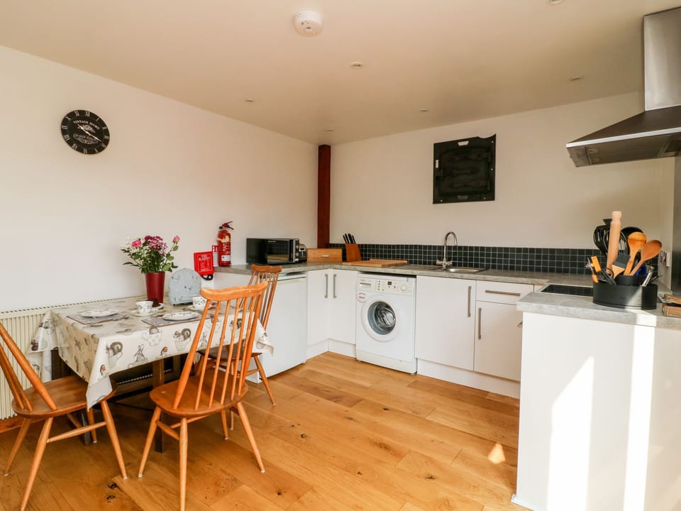 Cottage | Private kitchen | Fridge, highchair, cookware/dishes/utensils