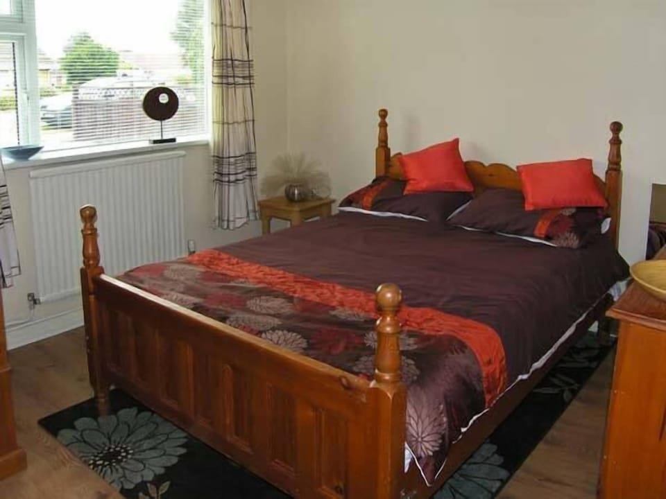 2 bedrooms, individually decorated, individually furnished