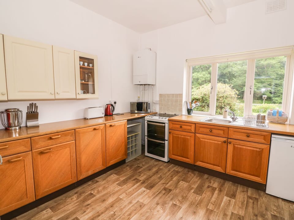 Cottage | Private kitchen | Stovetop, highchair, cookware/dishes/utensils