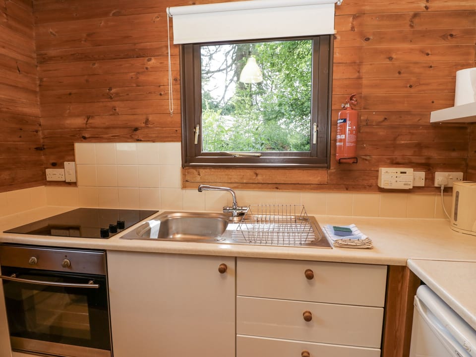 Cottage | Private kitchen | Stovetop, cookware/dishes/utensils
