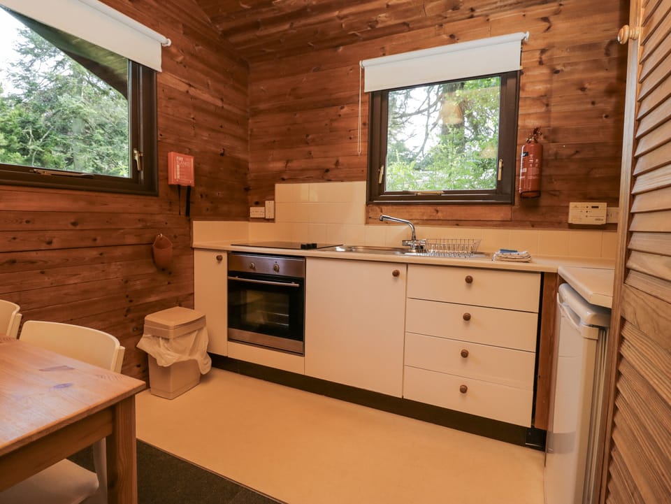 Cottage | Private kitchen | Stovetop, cookware/dishes/utensils