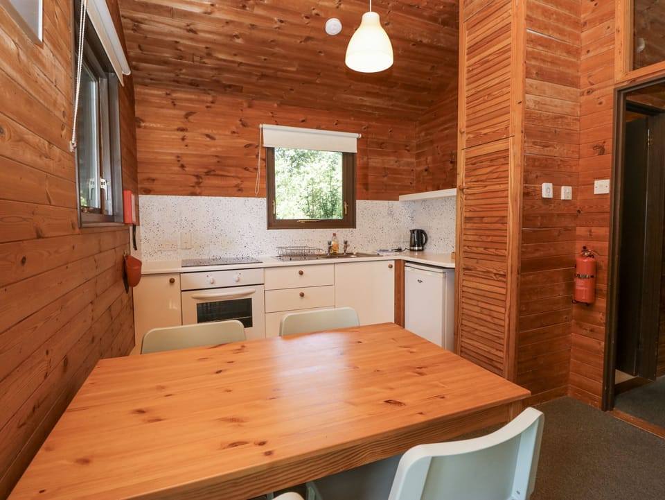 Cottage | Private kitchen | Stovetop, cookware/dishes/utensils