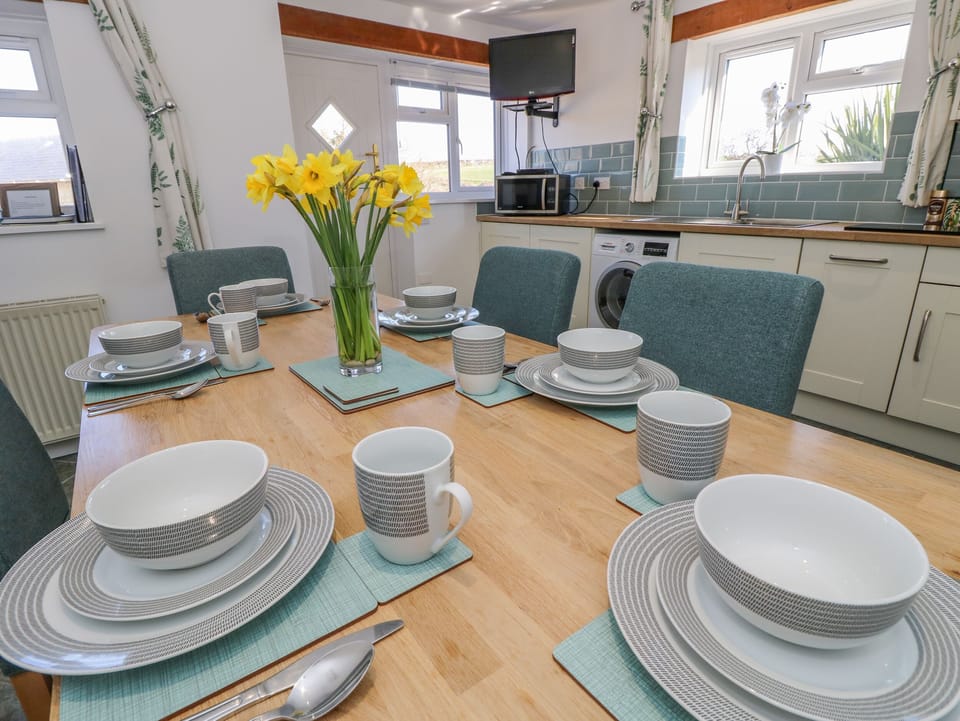 Cottage | Private kitchen | Fridge, microwave, stovetop, dishwasher