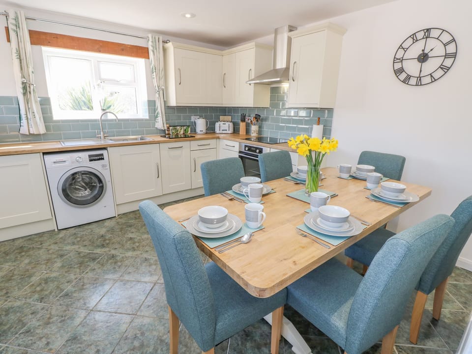Cottage | Private kitchen | Fridge, microwave, stovetop, dishwasher