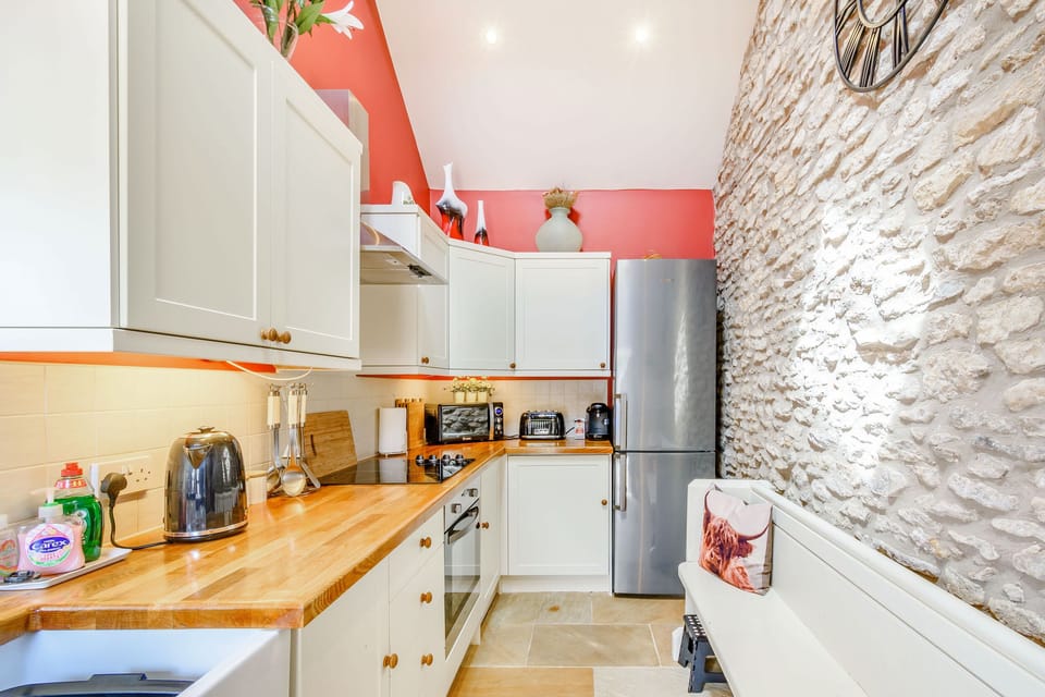 Cottage | Private kitchen | Toaster, cookware/dishes/utensils