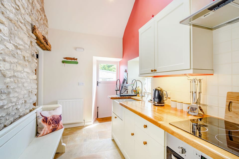 Cottage | Private kitchen | Toaster, cookware/dishes/utensils