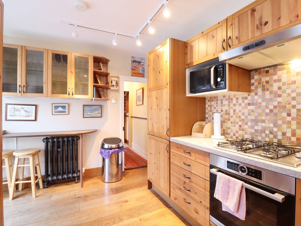 Cottage | Private kitchen | Fridge, microwave, stovetop, dishwasher