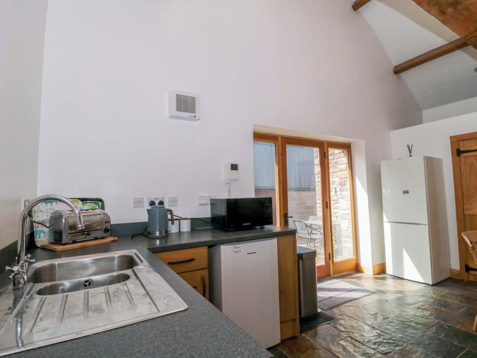 Cottage | Private kitchen | Microwave, stovetop, cookware/dishes/utensils