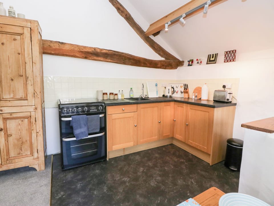Cottage | Private kitchen | Fridge, microwave, stovetop, cookware/dishes/utensils