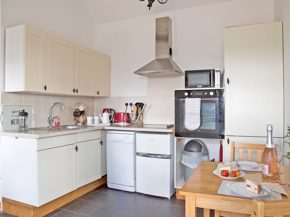 Cottage | Private kitchen | Dishwasher, cookware/dishes/utensils