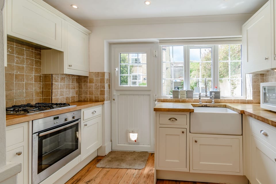 Cottage | Private kitchen | Microwave, stovetop, cookware/dishes/utensils
