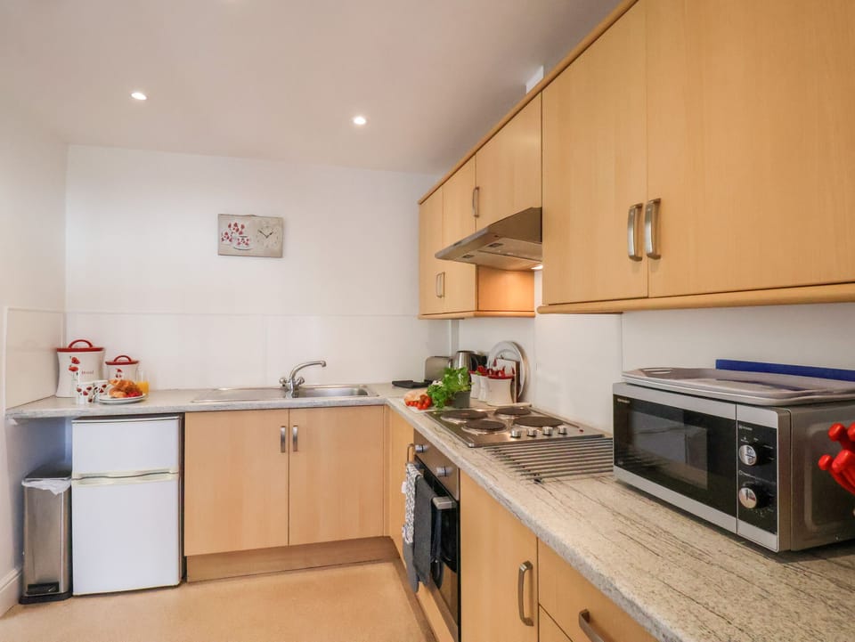 Cottage | Private kitchen | Fridge, microwave, stovetop, highchair
