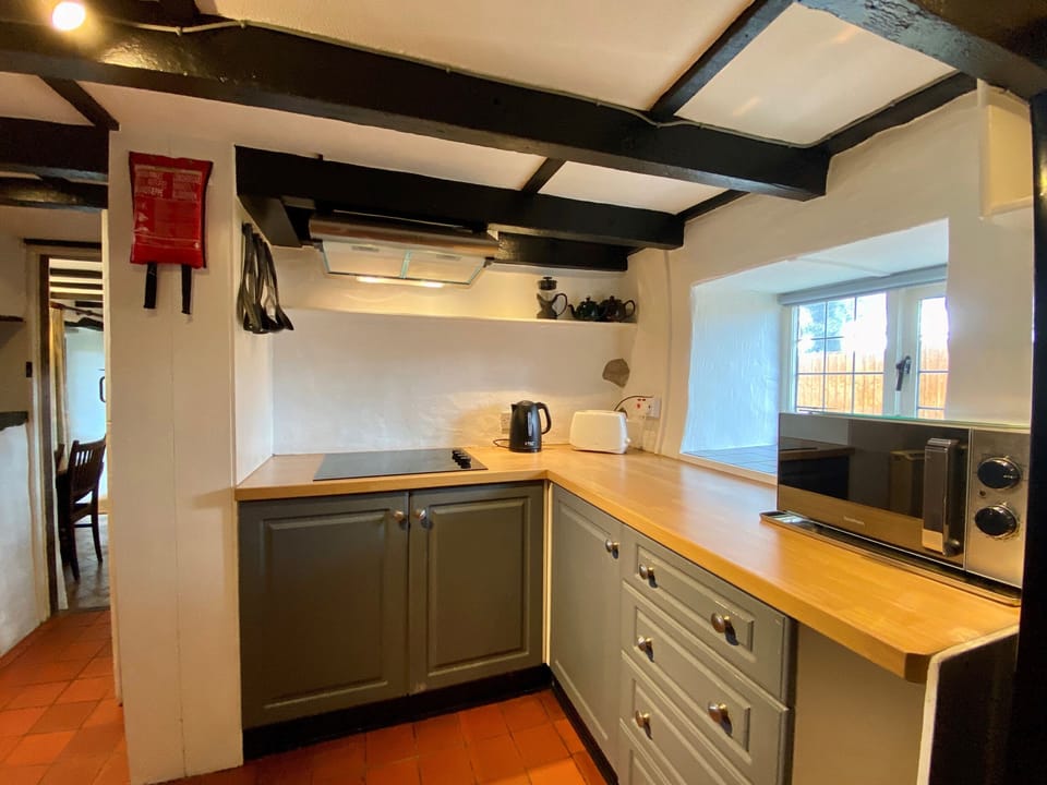 Cottage | Private kitchen | Fridge, microwave, stovetop, toaster