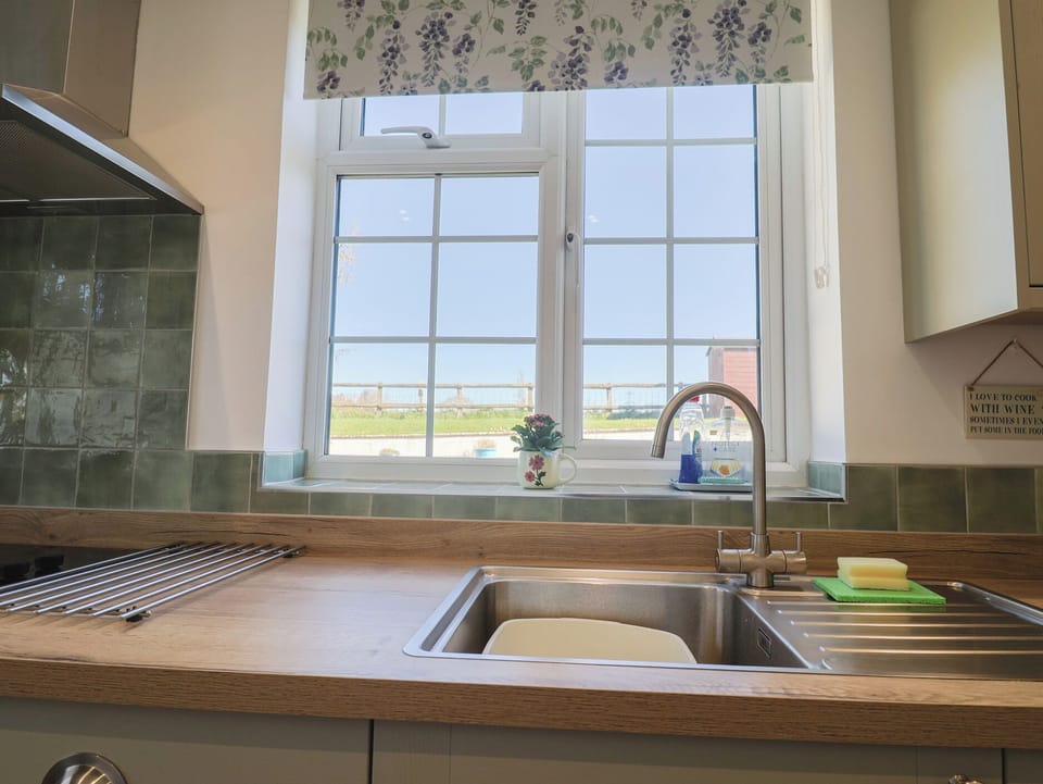 Cottage | Private kitchen | Fridge, microwave, stovetop, dishwasher