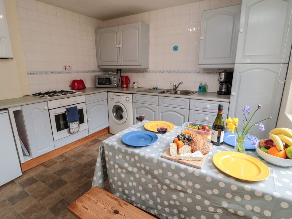 Cottage | Private kitchen | Fridge, microwave, stovetop, electric kettle