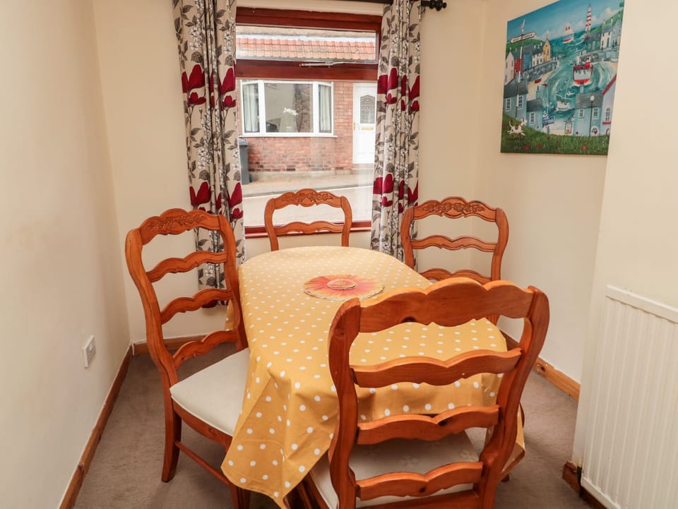 Cottage | Private kitchen | Fridge, microwave, stovetop, electric kettle