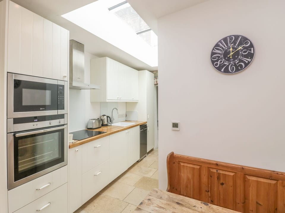 Cottage | Private kitchen | Microwave, stovetop, dishwasher, cookware/dishes/utensils