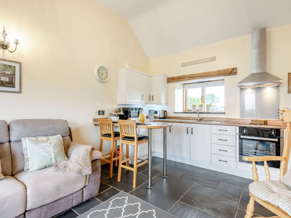 Cottage | Private kitchen | Fridge, microwave, stovetop, cookware/dishes/utensils