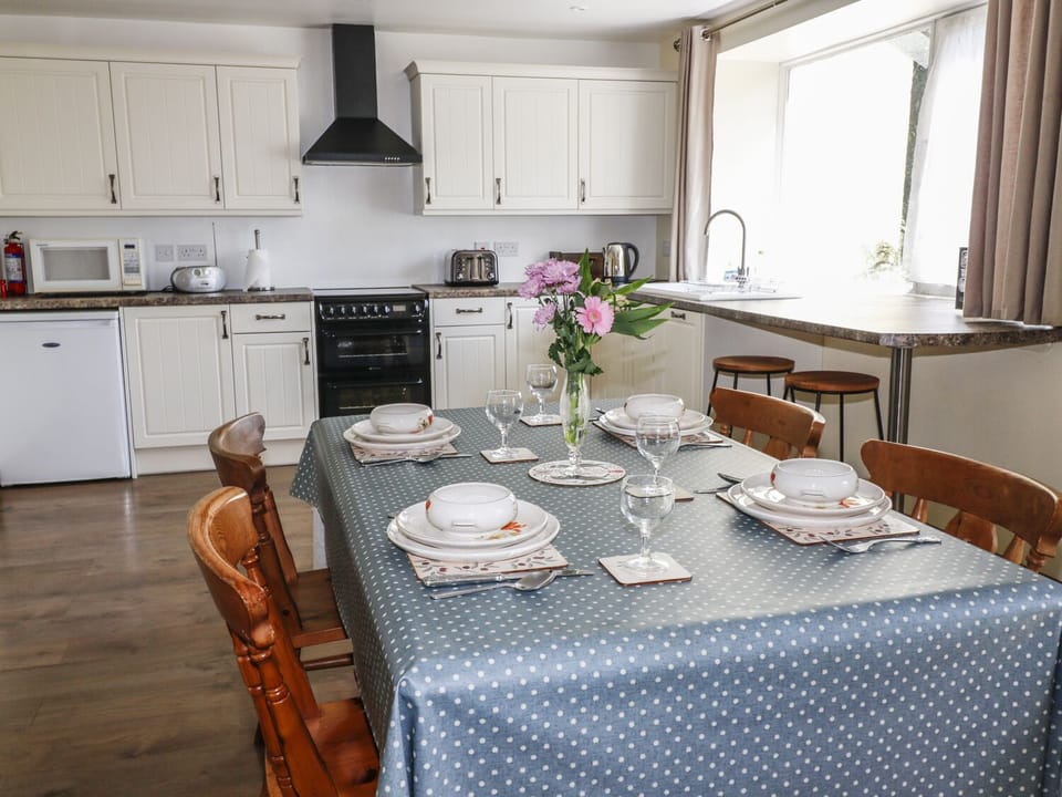 Cottage | Private kitchen | Fridge, microwave, stovetop, dishwasher