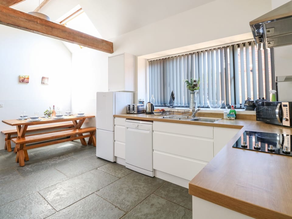 Cottage | Private kitchen | Fridge, microwave, stovetop, dishwasher