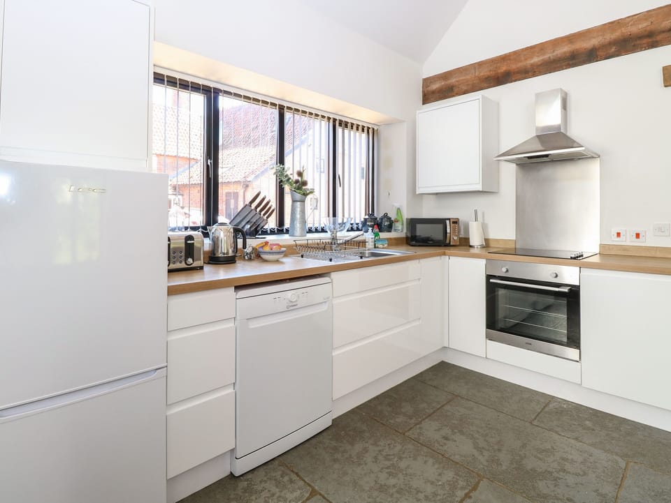 Cottage | Private kitchen | Fridge, microwave, stovetop, dishwasher