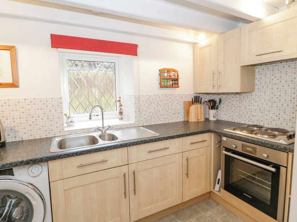 Cottage | Private kitchen | Stovetop, highchair, cookware/dishes/utensils