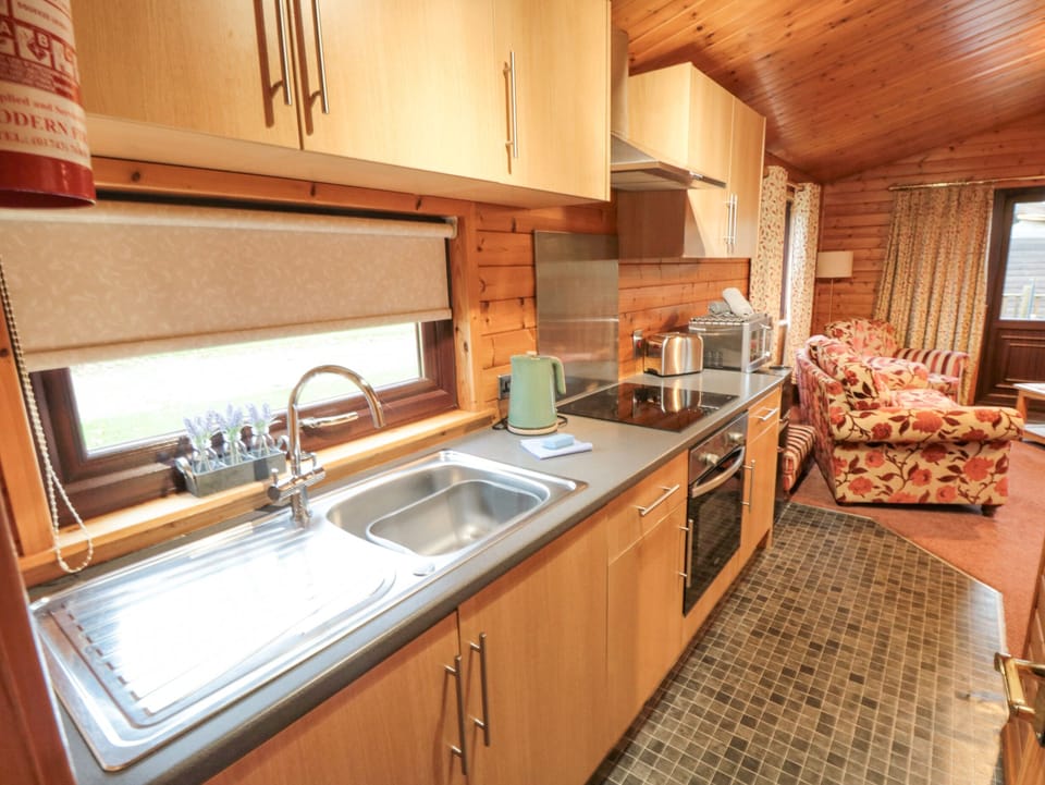 Cottage | Private kitchen | Microwave, stovetop, highchair, cookware/dishes/utensils