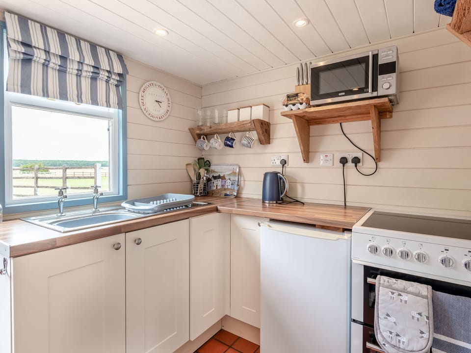 Cottage | Private kitchen | Fridge, microwave, electric kettle, toaster