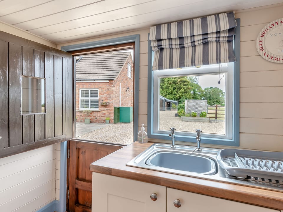 Cottage | Private kitchen | Fridge, microwave, electric kettle, toaster